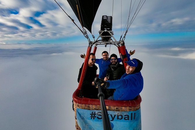 Balloon ride Skyball - Champagne, sweets, and a certificate after landing