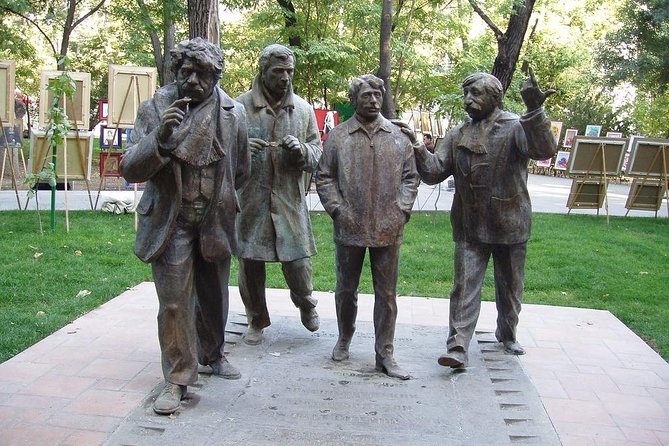 Budget walking tour in Yerevan (Yerevan city tour) - Dancing Fountains and Republic Square after dark