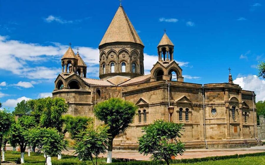 From Yerevan: Echmiadzin cathedral and Zvartnots temple - Key points at a glance
