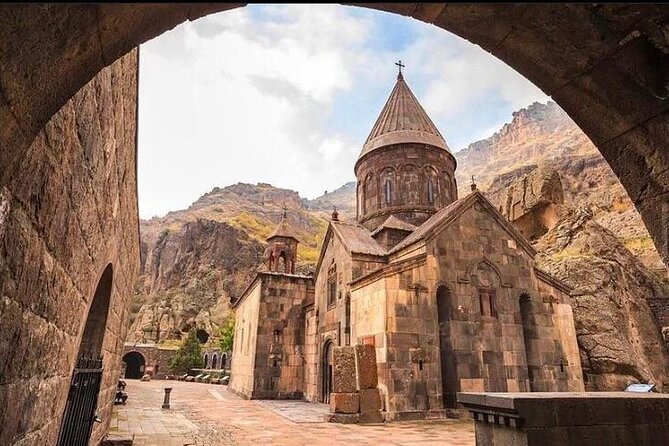 Garni, Geghard, Charent's Arch, Symphony of Stones & LavashBaking - Guides, languages, and the group experience