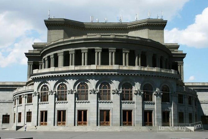 Group Tour: Sightseeing and walking tour in Yerevan - Republic Square sets the scene