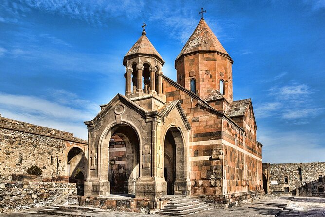 Guided tour: Khor Virap, Noravank Monastery, Areni, Jermuk - Noravank in Armenia’s red-rock country