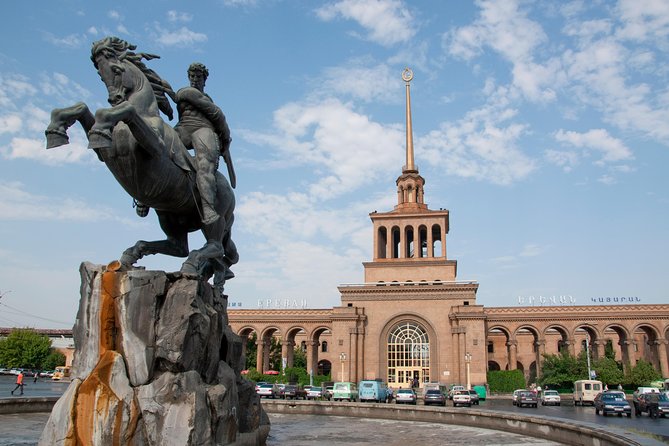 Private sightseeing and walking tour in Yerevan - The Cascade and Cafesjian Center in 30 minutes
