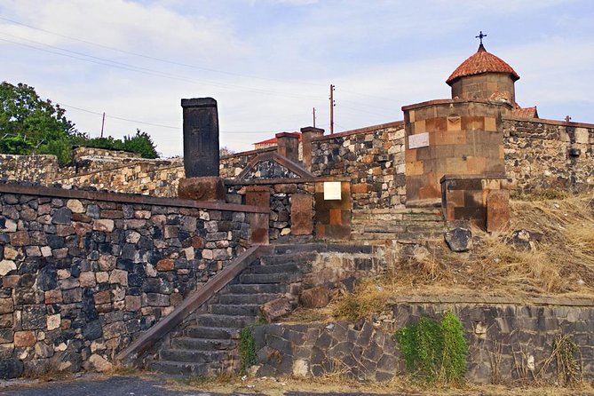 Private tour to Oshakan, Karmravor, Hovhanavank, Saghmosavank monasteries - Saghmosavank above the Kasakh River canyon
