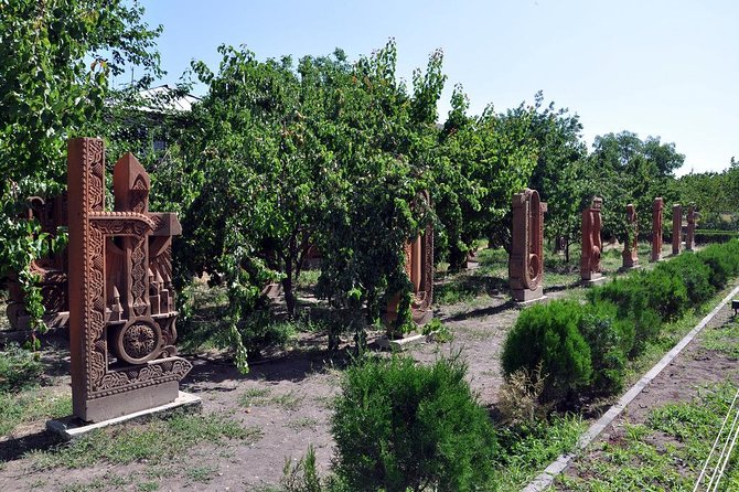 Private tour to Oshakan, Karmravor, Hovhanavank, Saghmosavank monasteries - Oshakan and the tomb of Mesrop Mashtots
